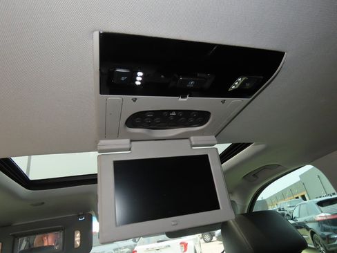 Used 2016 Chevrolet Suburban LT RWD image 23