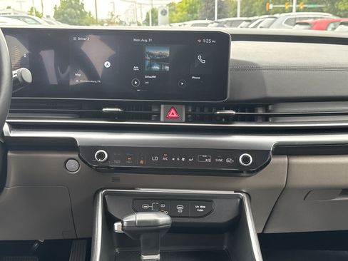 Used 2025 Kia Carnival FWD image 9