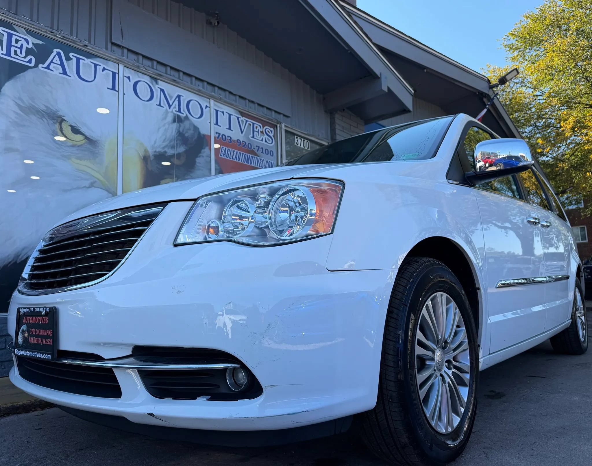 Used 2016 Chrysler Town & Country Touring-L FWD image 7