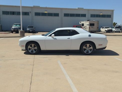 Used 2016 Dodge Challenger SXT w/ Driver Convenience Group image 8