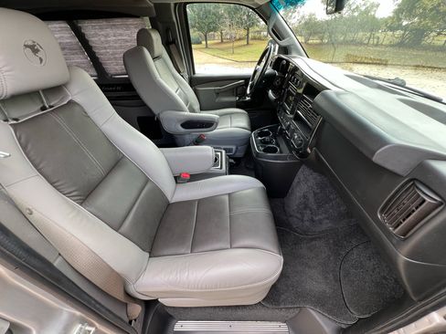 Used 2018 Chevrolet Express 2500 w/ Enhanced Convenience Package image 24