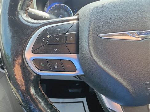 Used 2019 Chrysler Pacifica Touring-L FWD image 11