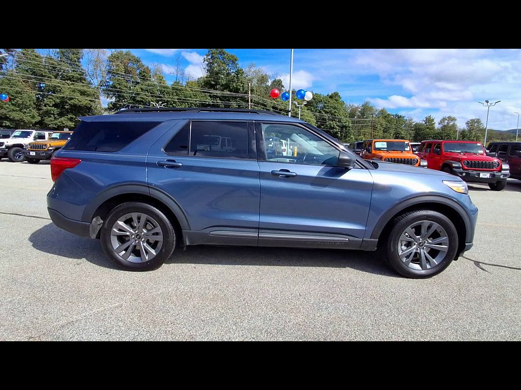Used 2021 Ford Explorer XLT w/ Equipment Group 202A AWD/4WD image 9
