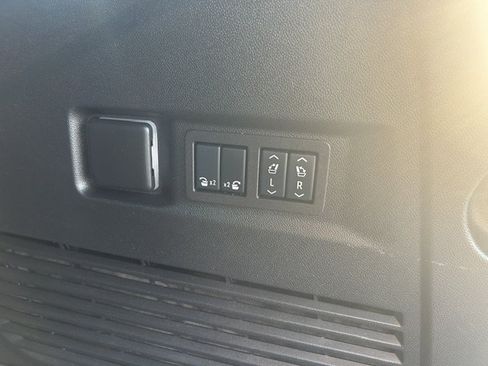 Used 2024 GMC Yukon Denali Ultimate AWD/4WD image 14