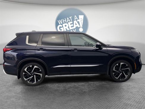 Used 2022 Mitsubishi Outlander SE image 2