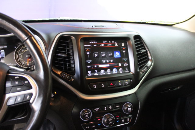 Used 2018 Jeep Cherokee Trailhawk AWD/4WD image 19