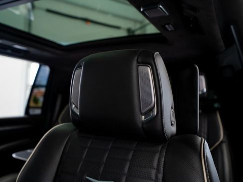 Used 2025 Cadillac Escalade ESV V image 38