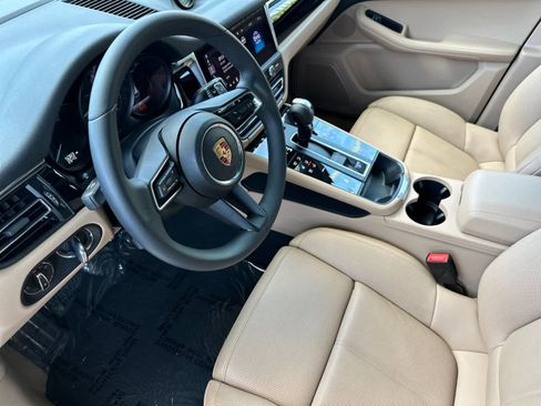 Certified 2025 Porsche Macan AWD/4WD image 4