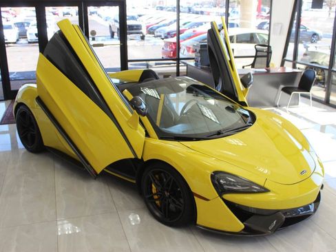 Used 2018 McLaren 570S Spider RWD image 6