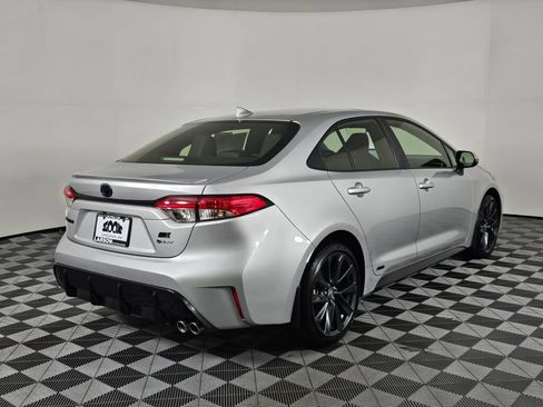 Used 2025 Toyota Corolla SE w/ SE Premium Package image 3