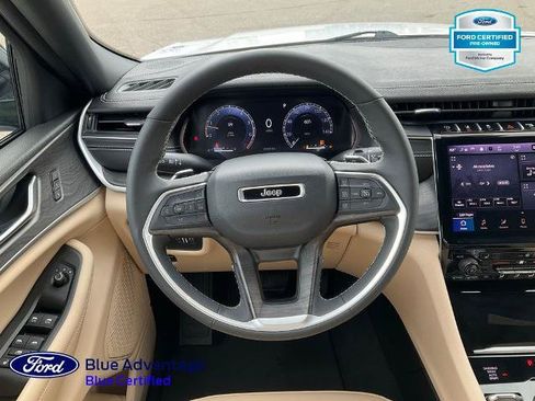 Used 2025 Jeep Grand Cherokee Limited w/ Black Appearance Package AWD/4WD image 7