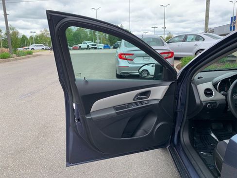 Used 2014 Chevrolet Cruze LS FWD image 9