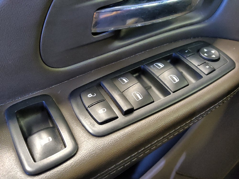 Used 2016 Chrysler Town & Country Touring FWD image 27