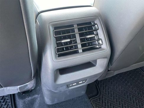 New 2025 Volkswagen Tiguan SE image 17