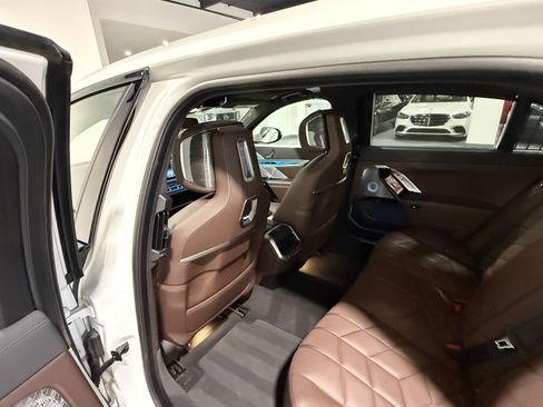 Used 2023 BMW 760i xDrive w/ Executive Package AWD/4WD image 75