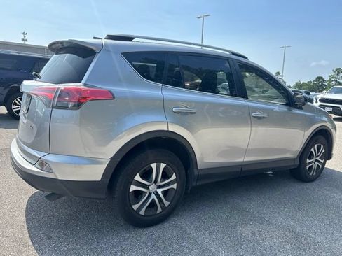 Used 2018 Toyota RAV4 LE FWD image 2