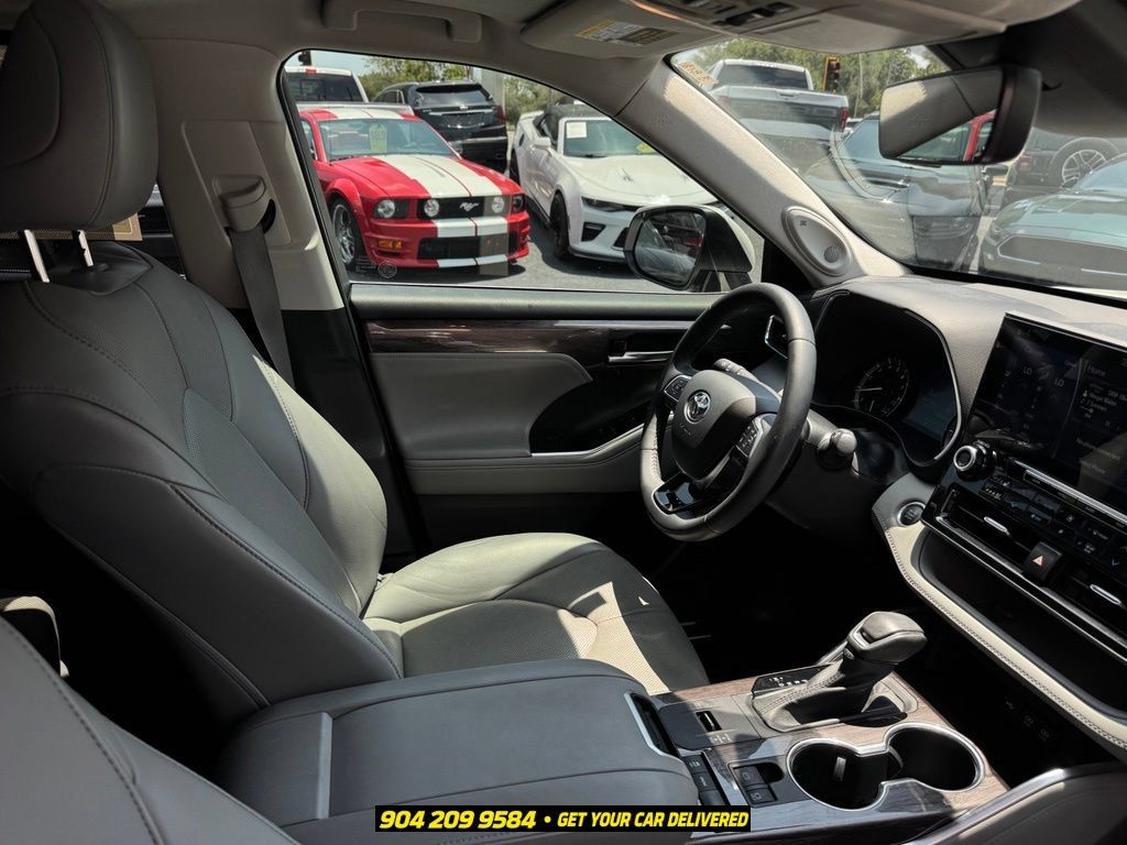 Used 2021 Toyota Highlander Limited FWD image 43