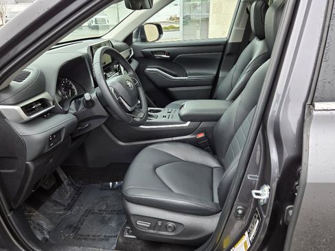 Used 2025 Toyota Highlander XLE image 3