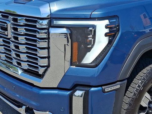 Used 2024 GMC Sierra 2500 Denali w/ Denali Reserve Package AWD/4WD image 9