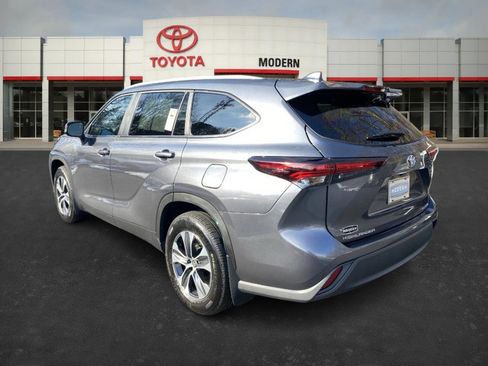 Certified 2025 Toyota Highlander XLE image 6