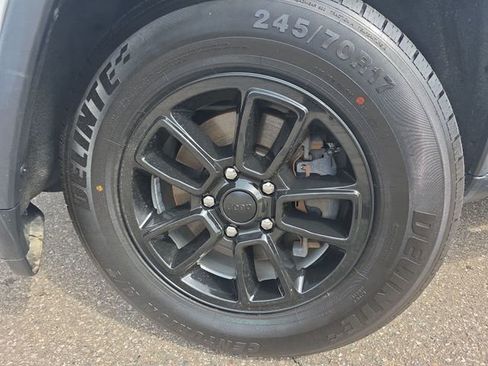 Used 2018 Jeep Grand Cherokee Laredo AWD/4WD image 10
