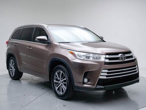 Used 2018 Toyota Highlander XLE image 7