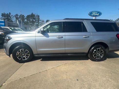 Used 2024 Ford Expedition Max XLT image 3