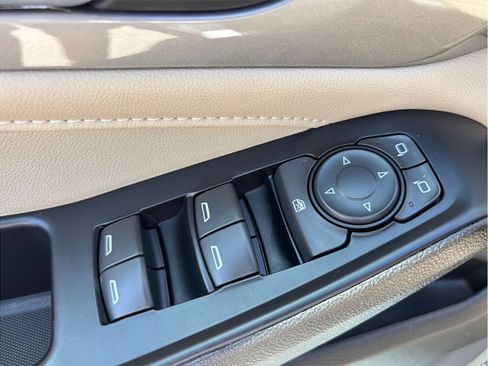 Used 2023 Chevrolet Traverse LS FWD image 19