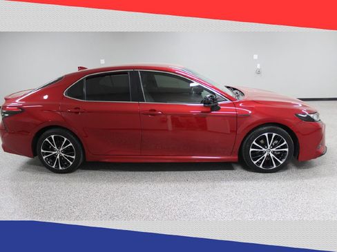 Used 2020 Toyota Camry SE image 2