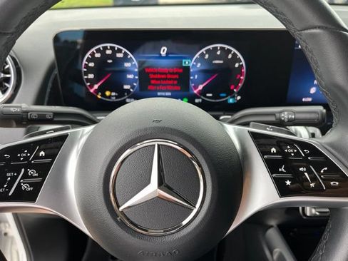 Used 2025 Mercedes-Benz GLB 250 4MATIC image 28