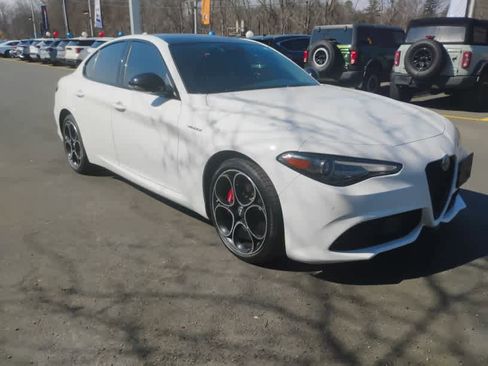 Used 2023 Alfa Romeo Giulia Veloce image 2