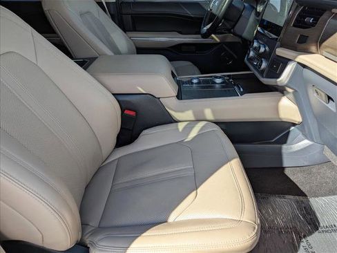 Used 2022 Ford Expedition Limited image 24