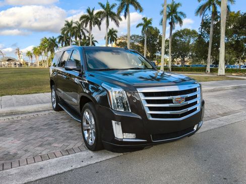 Used 2016 Cadillac Escalade Luxury AWD/4WD image 1