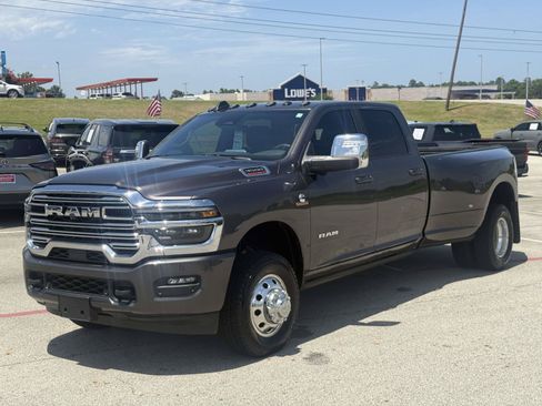 Used 2025 RAM 3500 Laramie AWD/4WD image 4