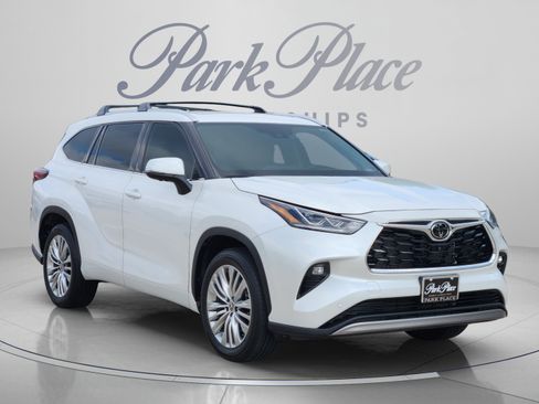 Used 2024 Toyota Highlander Platinum FWD image 4