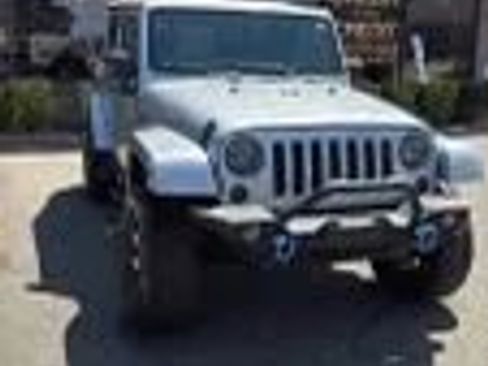 Used 2016 Jeep Wrangler Unlimited Sahara w/ Dual Top Group AWD/4WD image 3