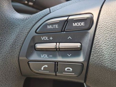 Used 2020 Hyundai Elantra SE FWD image 11