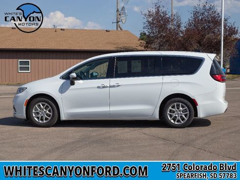 Used 2023 Chrysler Pacifica Touring-L FWD image 3