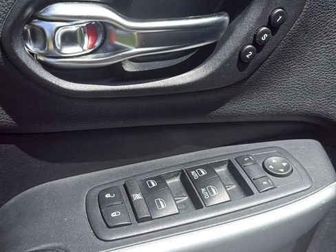Used 2017 Jeep Cherokee Overland w/ Technology Group FWD image 11