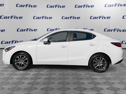 Used 2019 Toyota Yaris XLE image 2