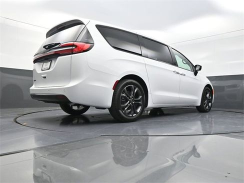 New 2026 Chrysler Pacifica Select image 23