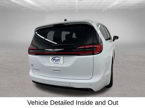 Used 2024 Chrysler Pacifica Touring-L FWD image 13
