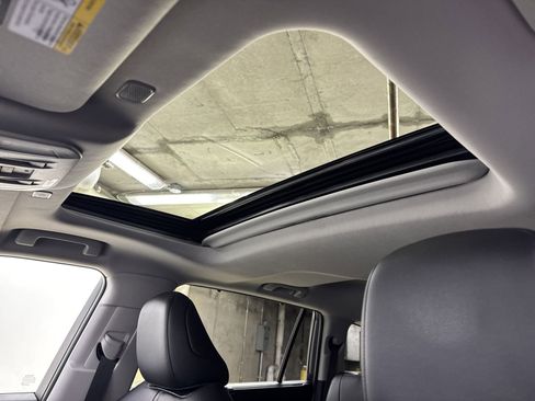 Used 2024 Toyota Highlander XLE image 28