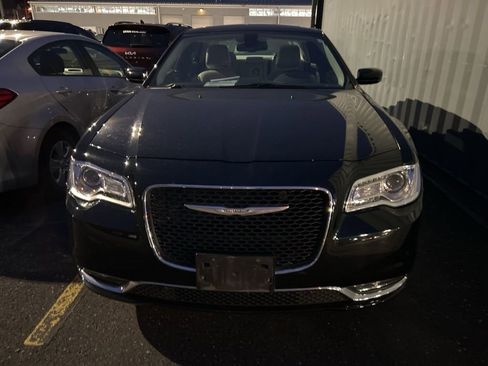 Used 2016 Chrysler 300 Limited image 3