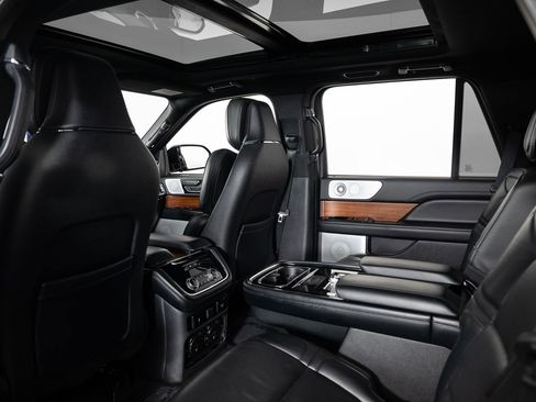 Used 2019 Lincoln Navigator Reserve image 17