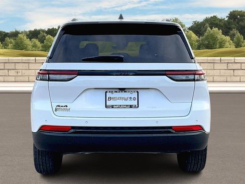 New 2025 Jeep Grand Cherokee Laredo image 4