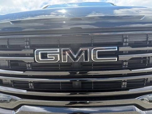 Used 2023 GMC Acadia SLE w/ Driver Convenience Package FWD image 18