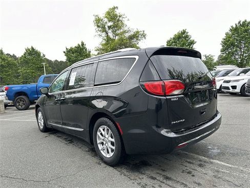Used 2020 Chrysler Pacifica Touring-L image 3