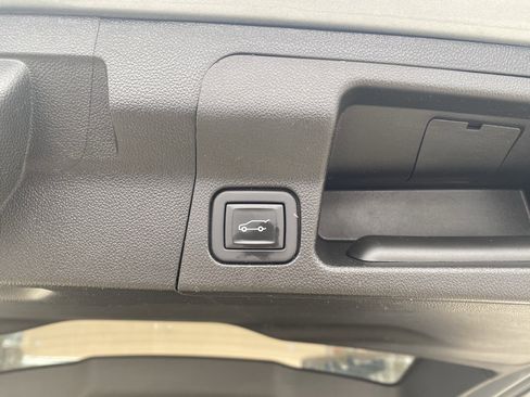 Used 2023 GMC Acadia SLE w/ Driver Convenience Package image 30