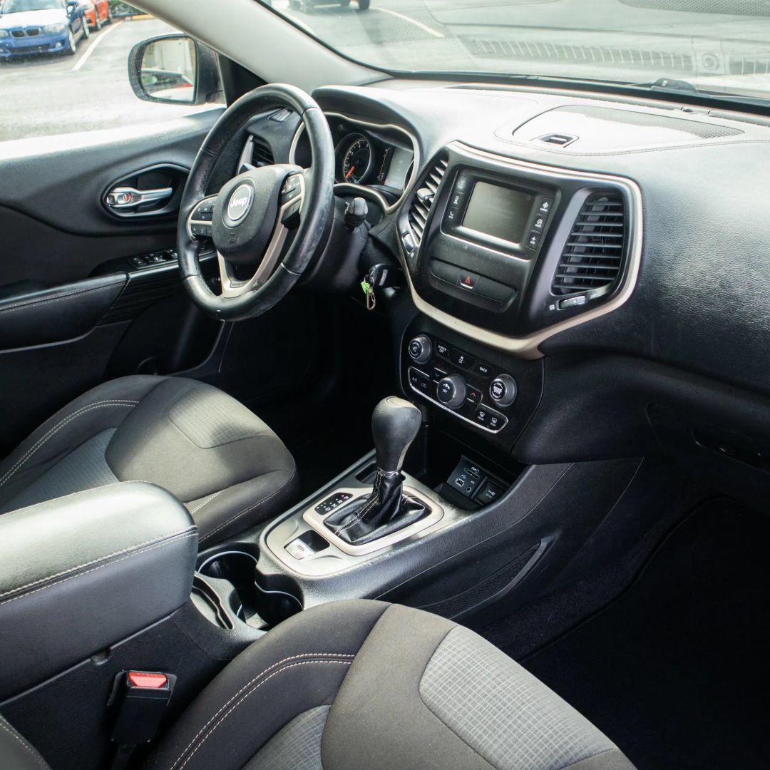 Used 2016 Jeep Cherokee Latitude FWD image 13